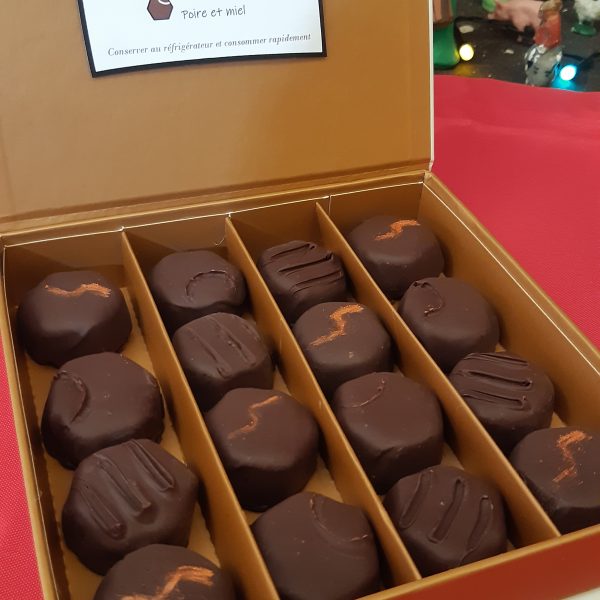 Boîtes de chocolats fourrés au miel